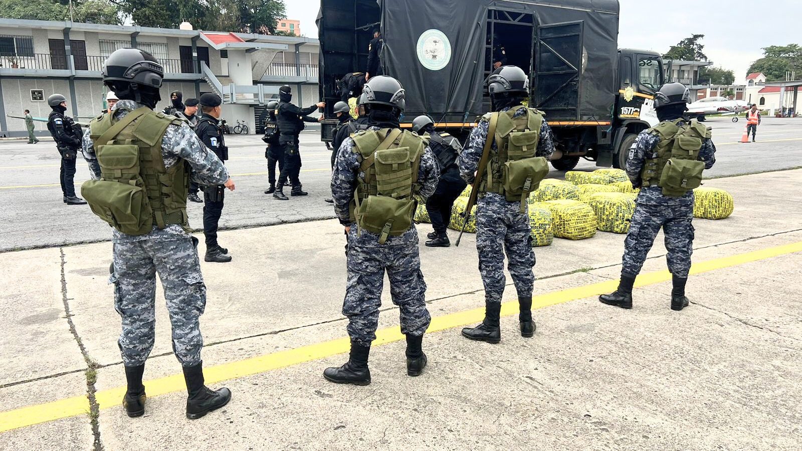 Incautan 2.1 toneladas de posible cocaína en Puerto Barrios