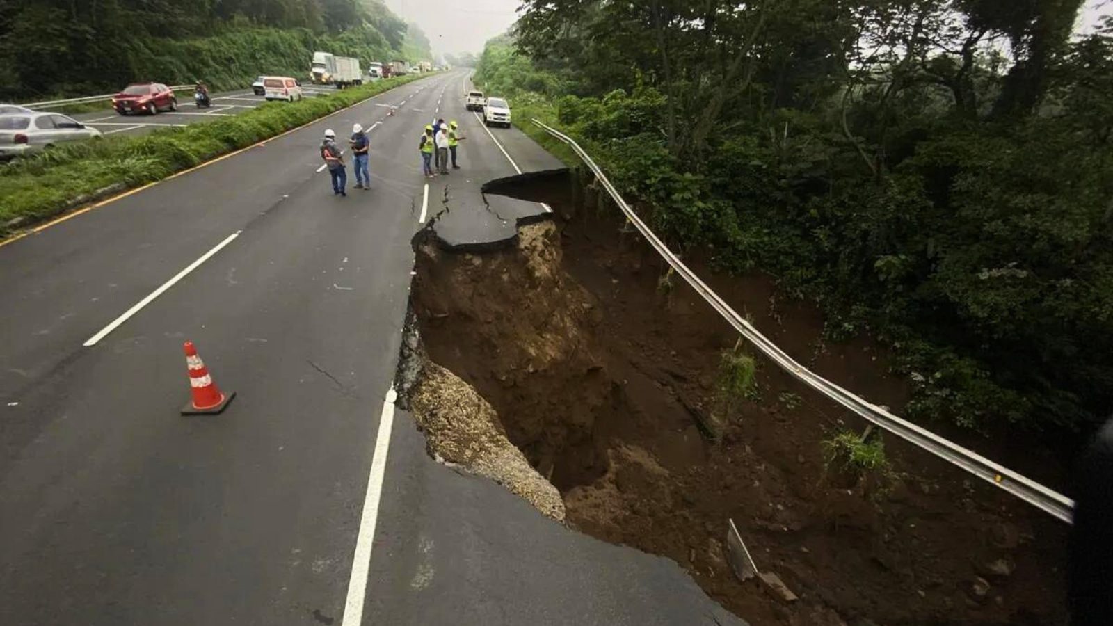 Empresarios de Guatemala colaboran en reparación urgente de la CA-9 Sur