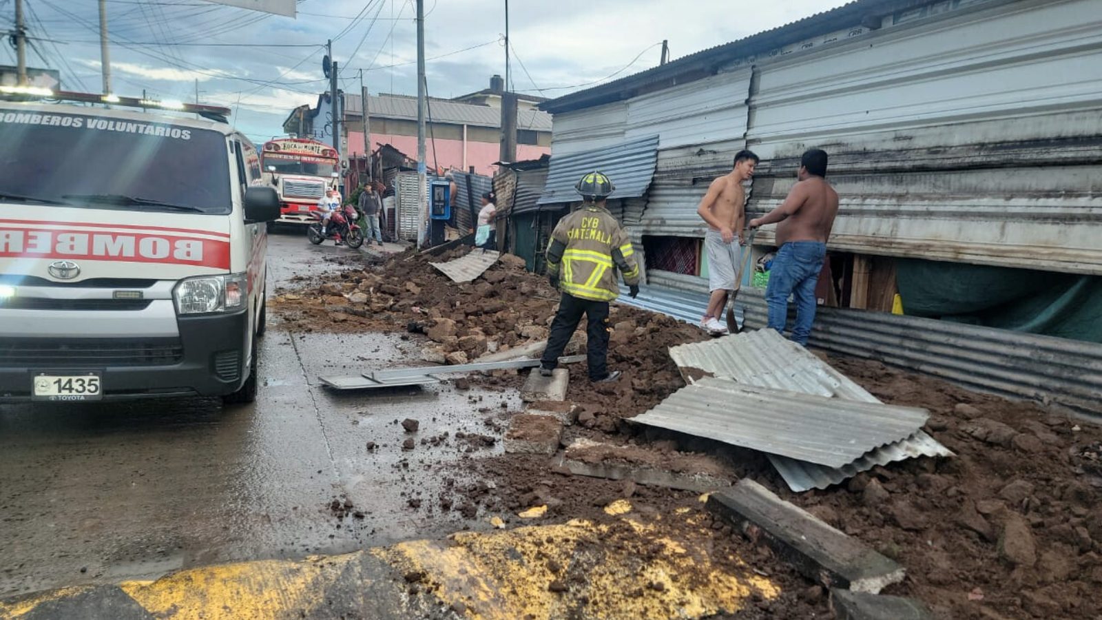 Lluvias provocan inundaciones y caídas de árboles en Izabal y Guatemala