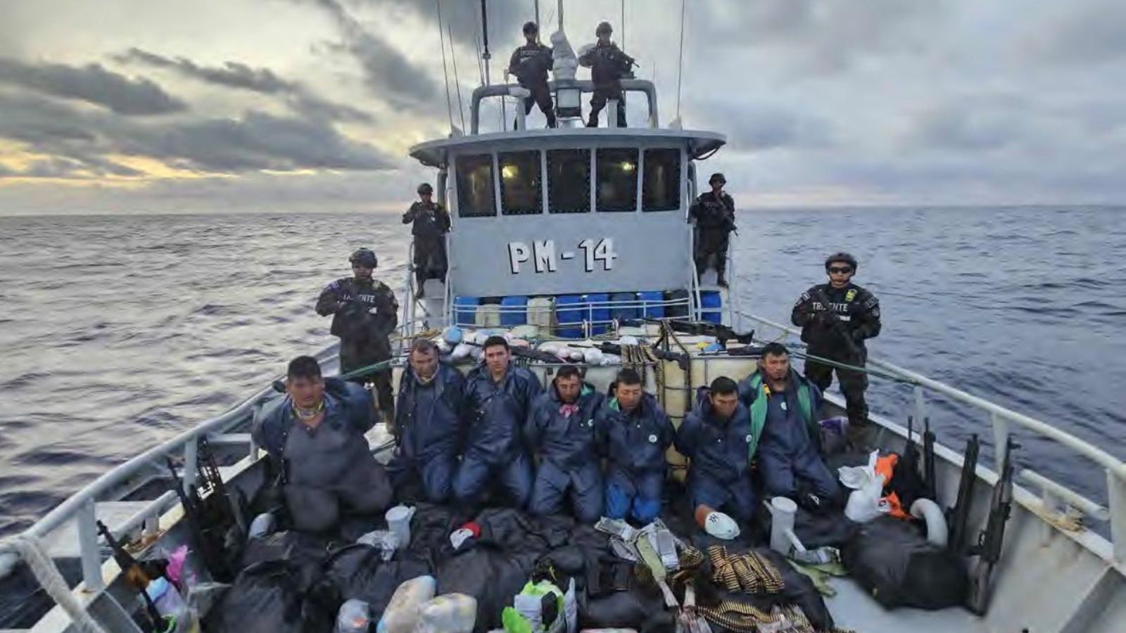 Capturan a guatemaltecos con cargamento de drogas y armas en El Salvador