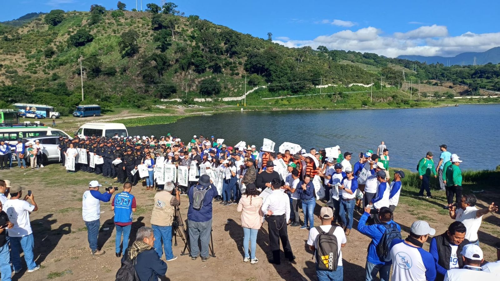 Jornada de limpieza en el lago de Amatitlán reolecta 7 toneladas de residuos