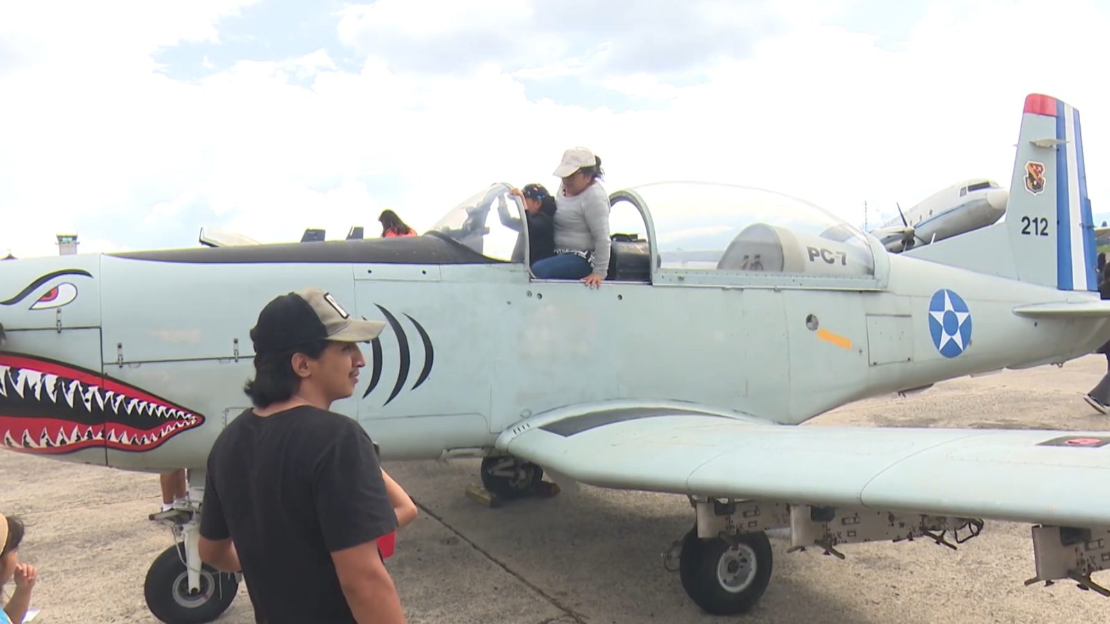 Feria de la Salud en la FAG ofrece atención médica y exhibición de aviones