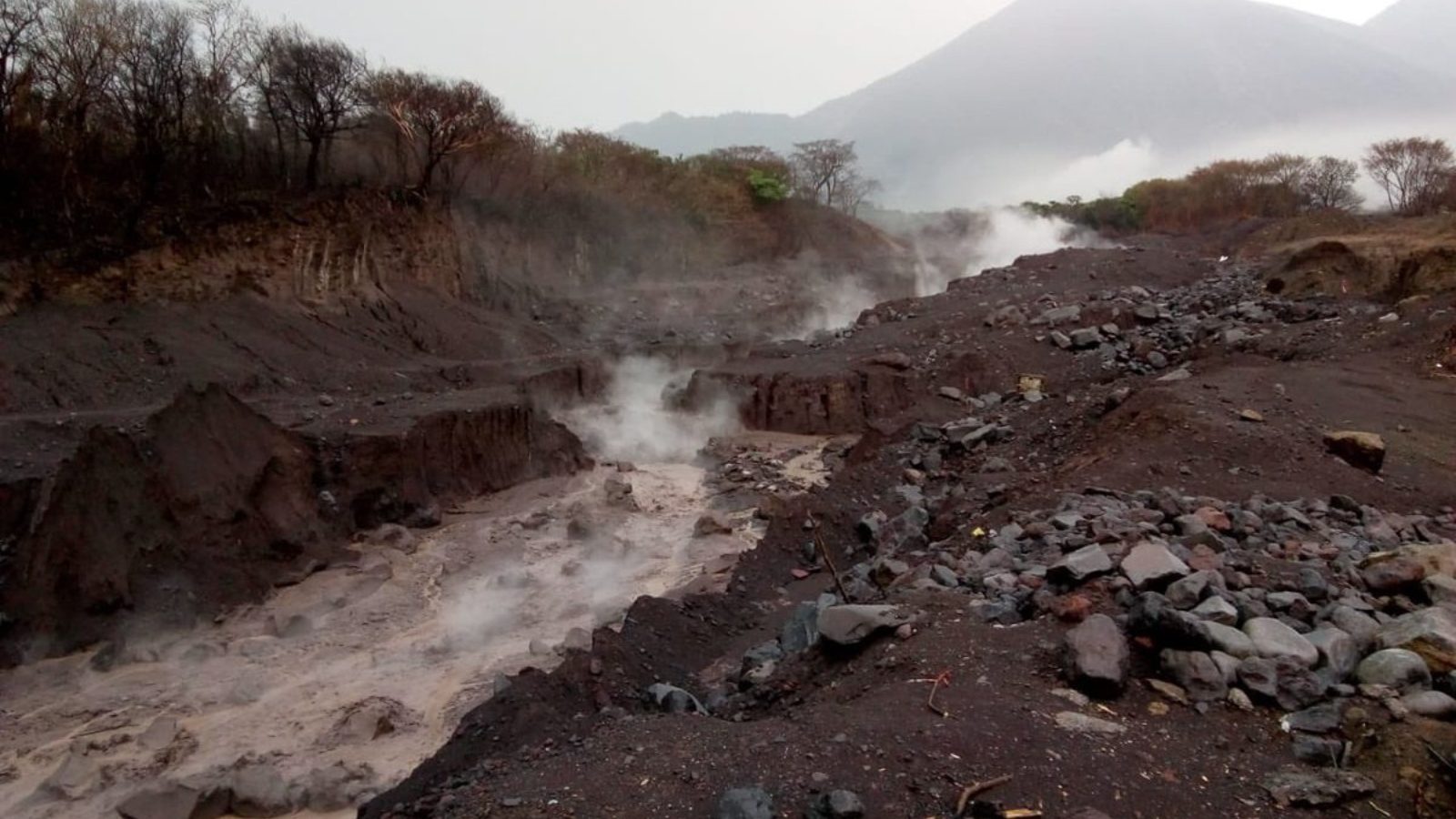 Lluvias pueden desencadenar peligrosos lahares en volcanes de Fuego y Santiaguito, advierte Insivumeh
