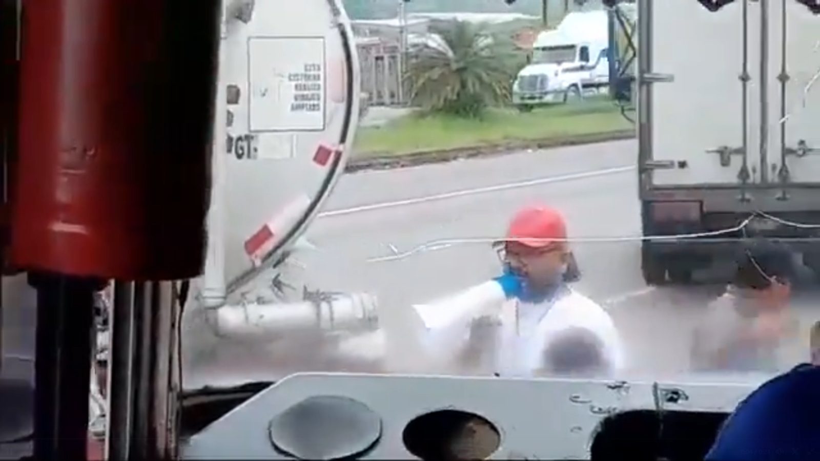 Manifestantes bloquean la ruta al Pacífico por segundo día en protesta por malas condiciones viales