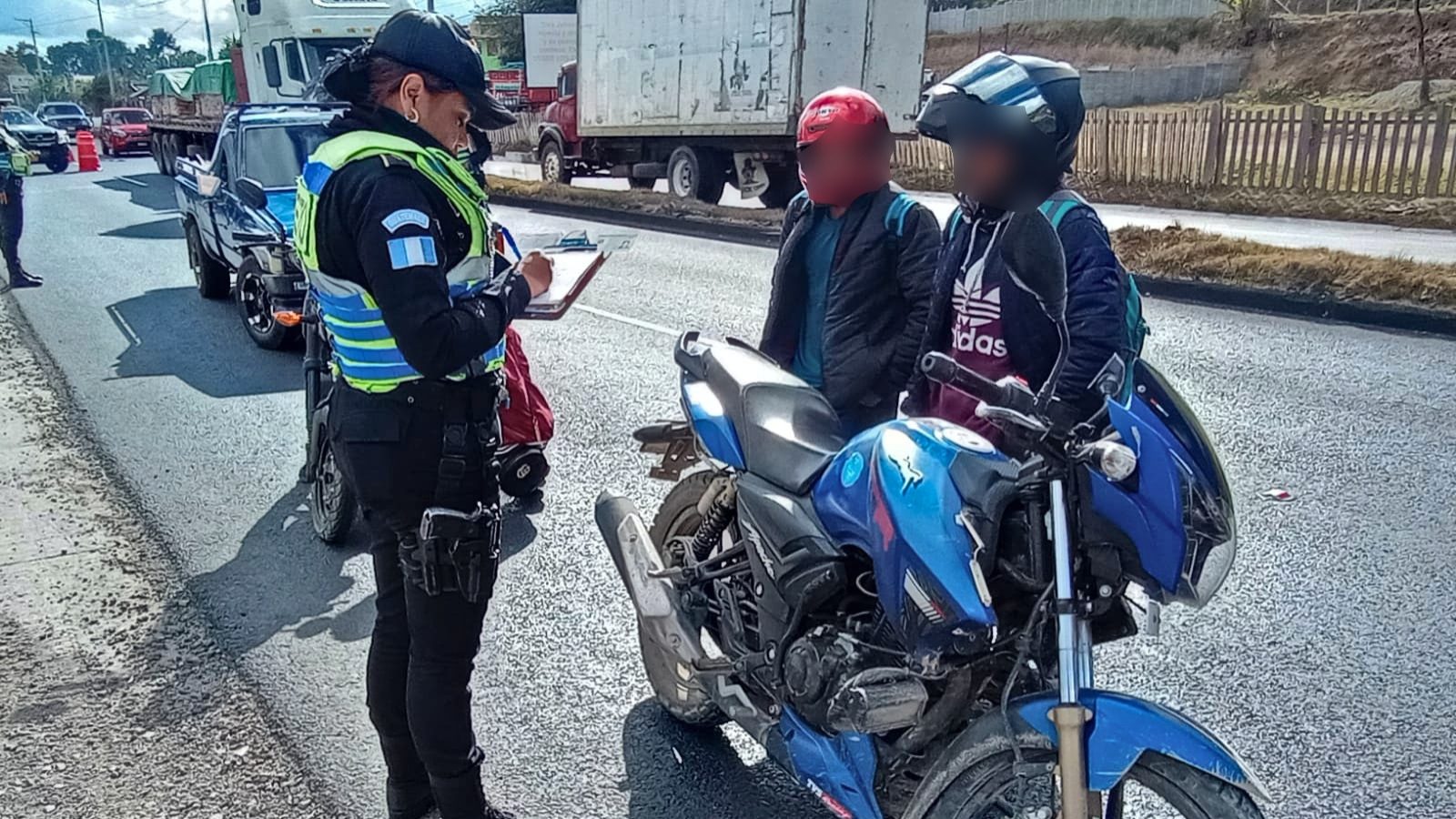 Multan a 30 motoristas por circular en banquetas de la capital