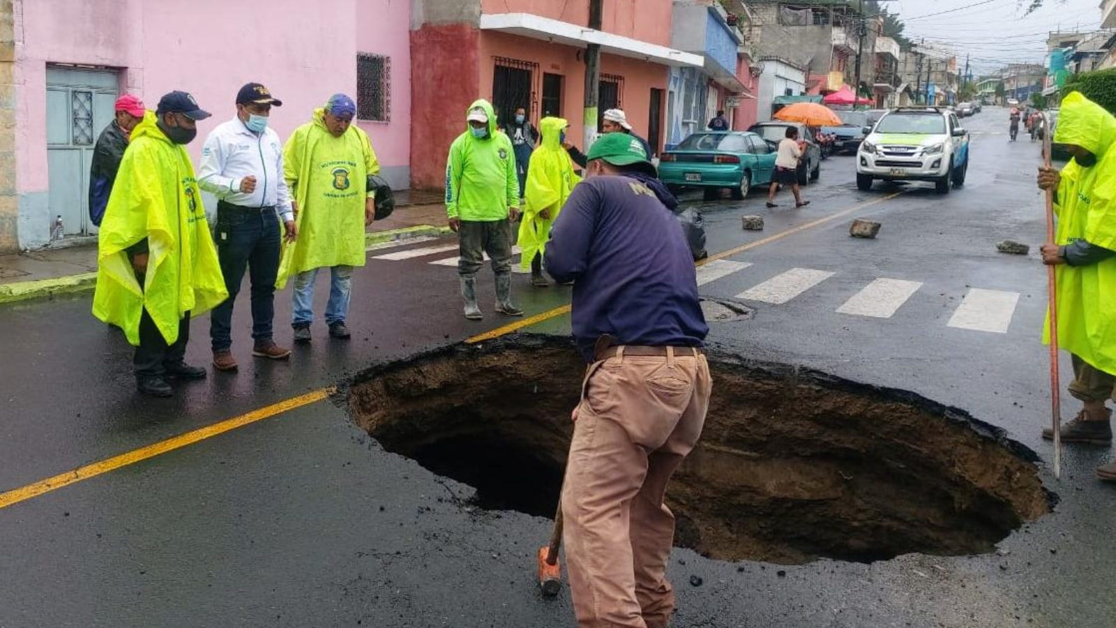 Solicitan apoyo para reparar hundimiento en colonia Pablo Sexto, Mixco