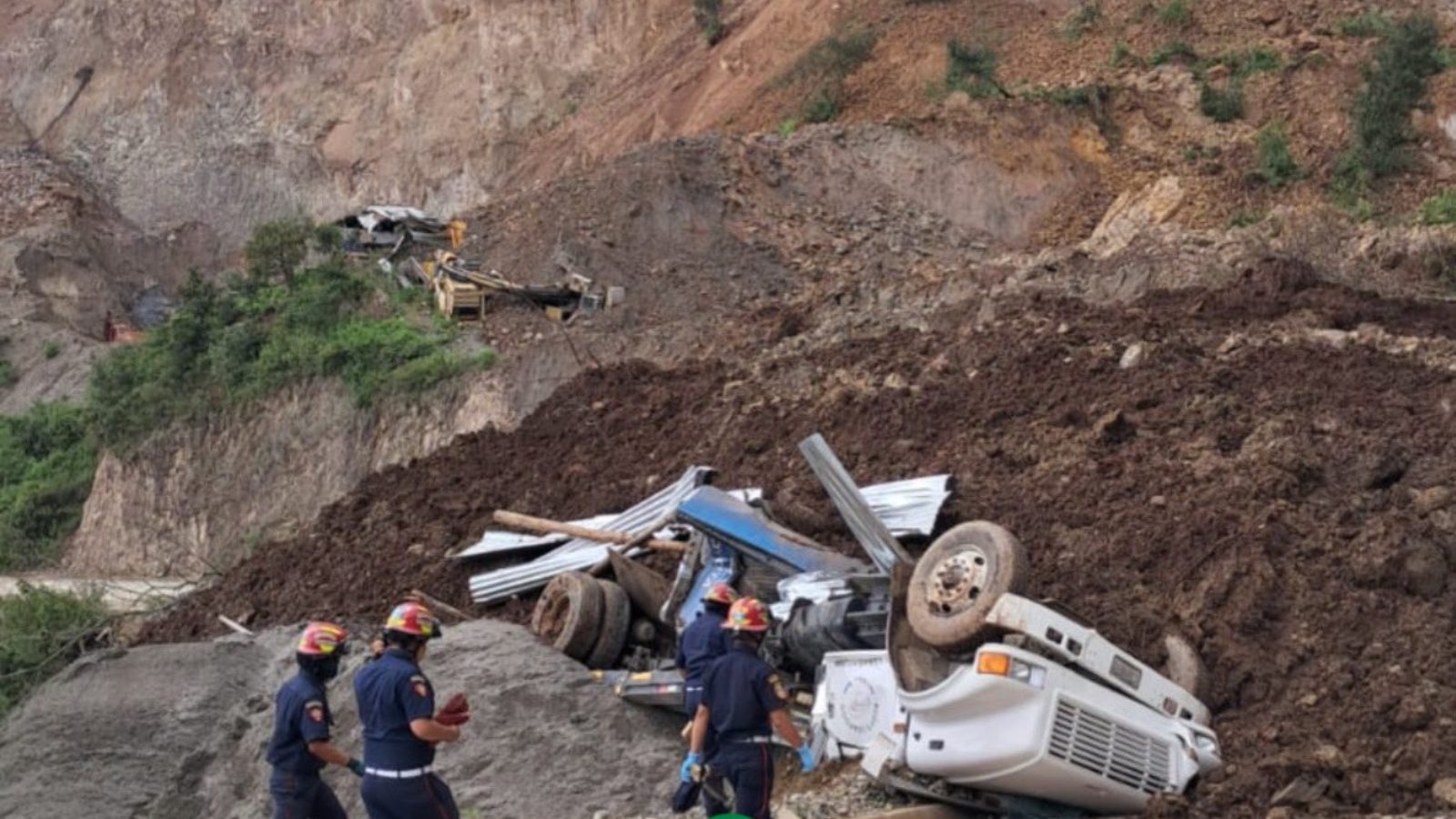 Deslizamiento en El Quiché deja siete soterrados y moviliza operaciones de rescate