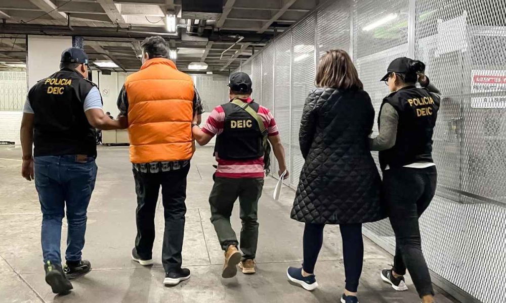 Capturan a pareja por estafa de visas falsas frente a embajada en Guatemala