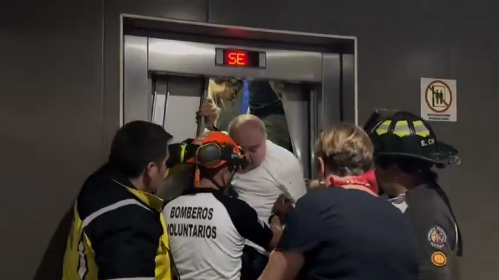 Rescatan sin lesiones a personas atrapadas en ascensor de la zona 2