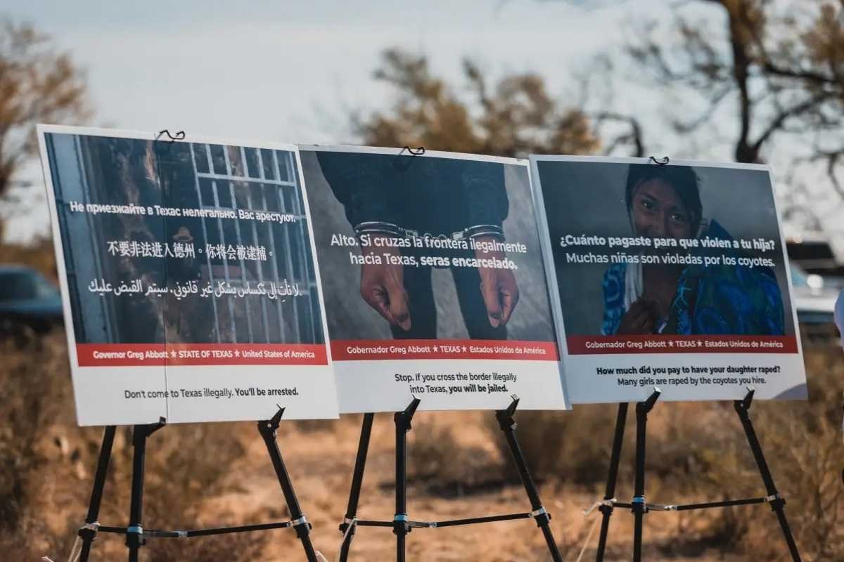 Texas intensifica campaña contra migración ilegal con vallas en Centroamérica