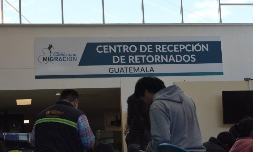 Arriban vuelos con connacionales guatemaltecos deportados