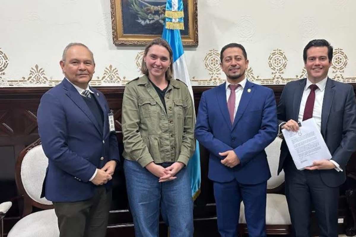 Asociación de Colegios Privados entrega 2,600 firmas al Congreso en protesta contra el IRTRA