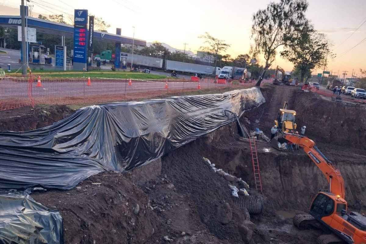 Autopista Puerto Quetzal habilitan dos carriles tras hundimiento