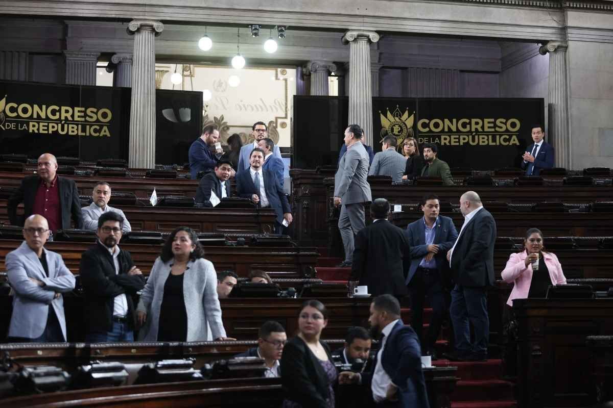 Congreso evalúa aumento salarial a diputados
