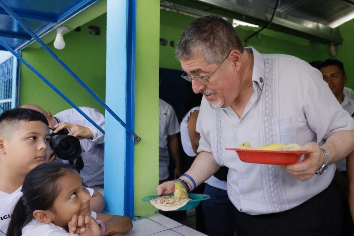 Diputado critica alimentación escolar 'Reclusos comen mejor que niños'