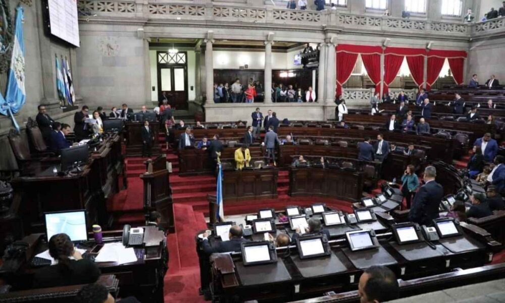 Diputados reciben primer salario de Q46,700 con aumento