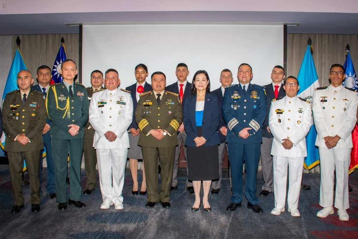 Militares guatemaltecos reciben becas para formación en Taiwán, fortaleciendo la cooperación bilateral y el desarrollo académico
