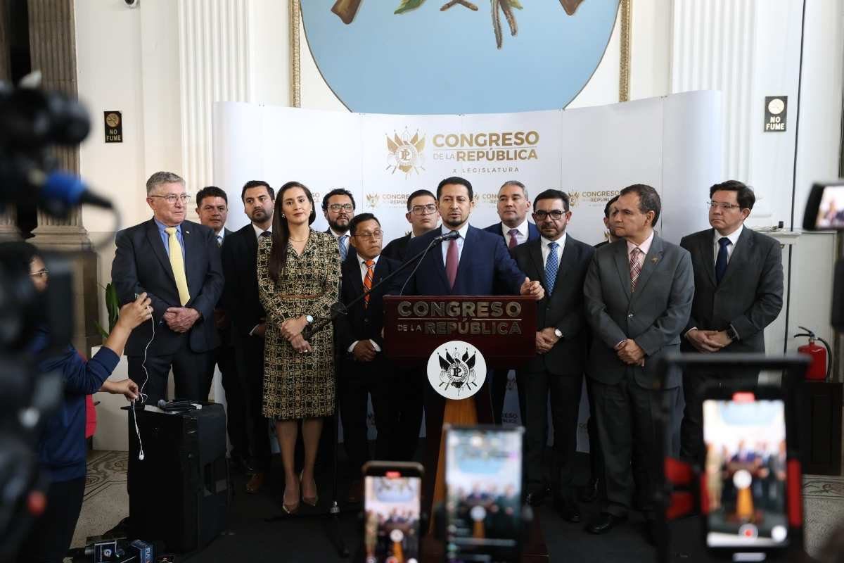 Congreso suspende aumento salarial a diputados tras críticas