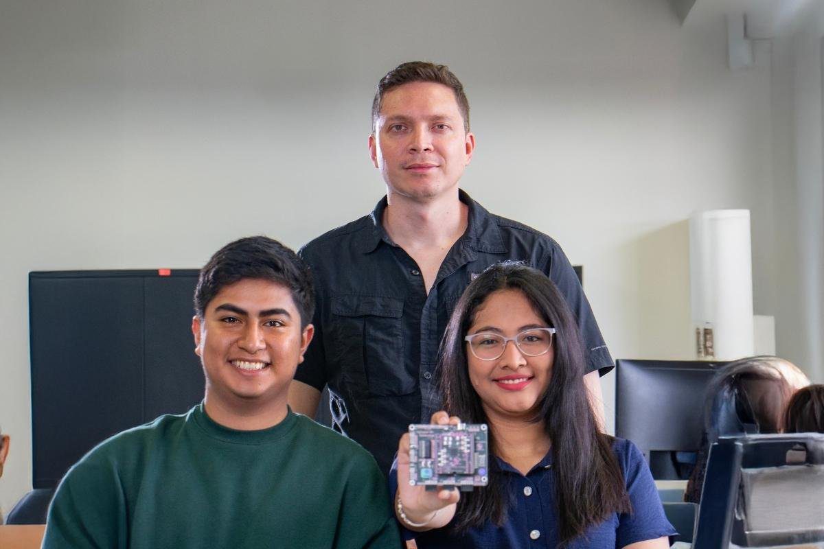Estudiantes de la Universidad del Itsmo desarrollan el primer nanochip guatemalteco