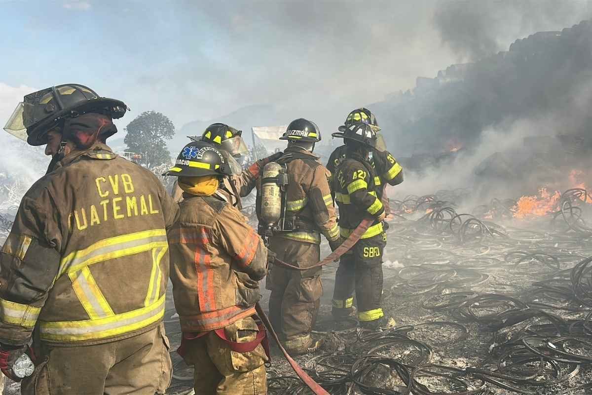 Incendio arrasa recicladora en Sumpango y moviliza a bomberos por horas