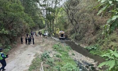 Otro bus accidentado choca con motoristas y cae a hondonada