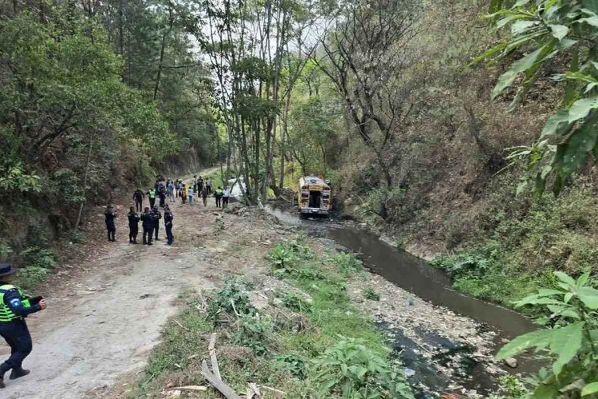 Otro bus accidentado choca con motoristas y cae a hondonada