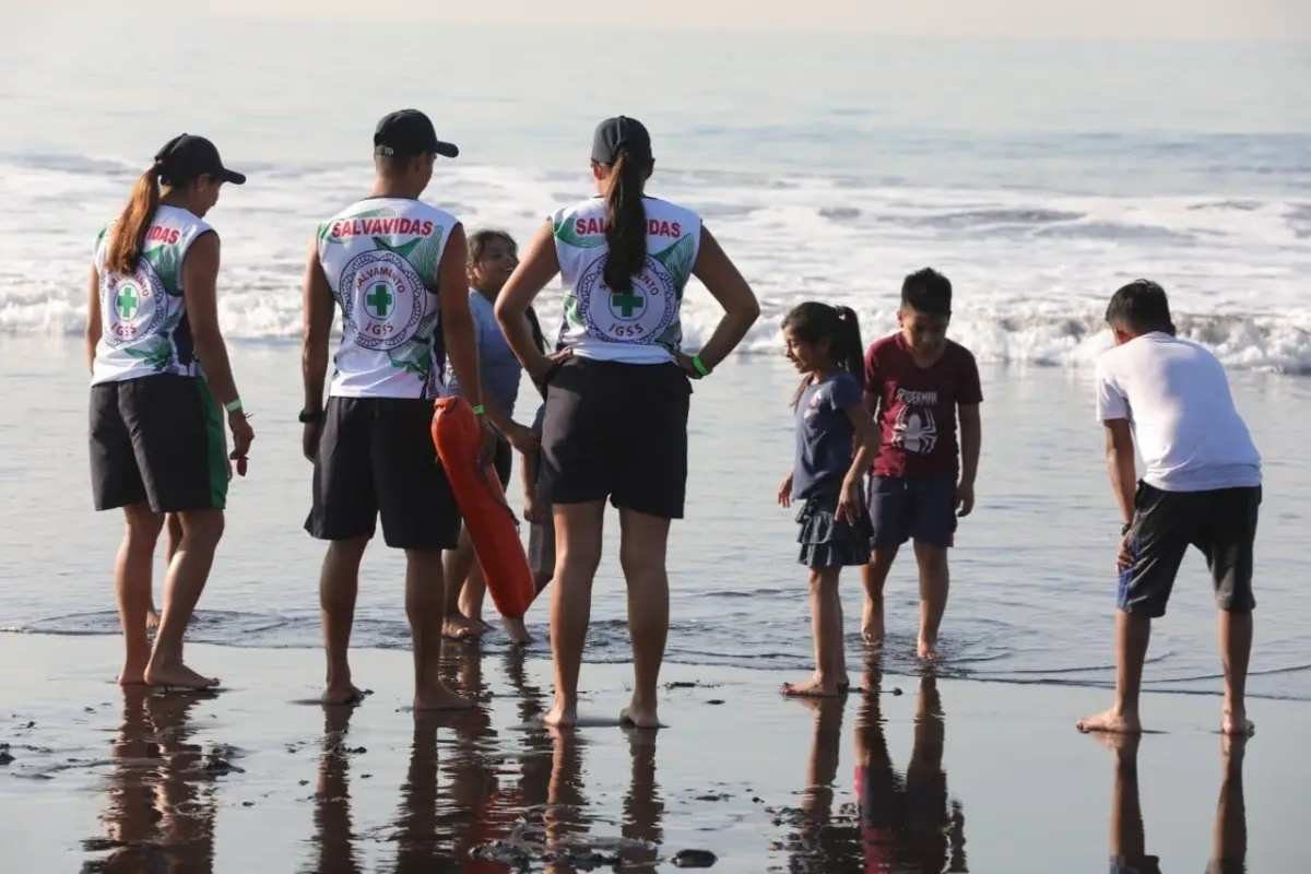 IGSS refuerza vigilancia en playas con 120 salvavidas