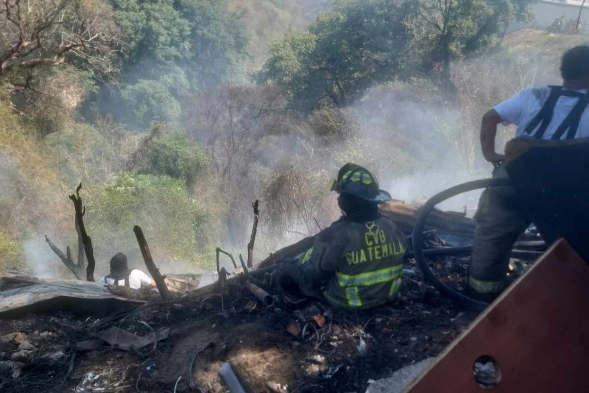 Incendio arrasa taller mecánico en Ciudad San Cristóbal y deja pérdidas de hasta Q2 millones