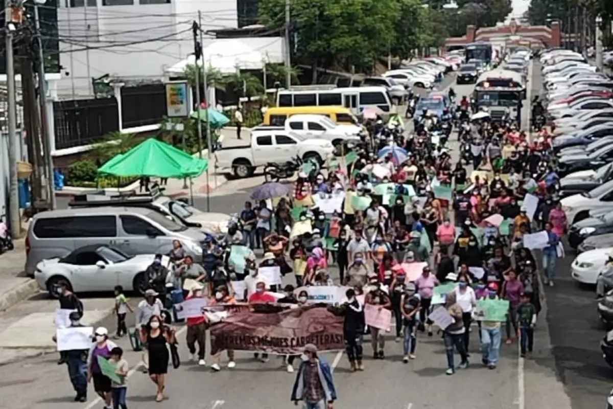 Protesta bloquea acceso a sede de Caminos en zona 13 en Ciudad de Guatemala