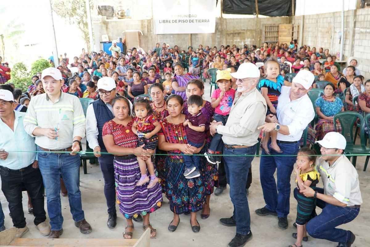 San Antonio Las Trojes deja atrás el piso de tierra con apoyo de Cementos Progreso