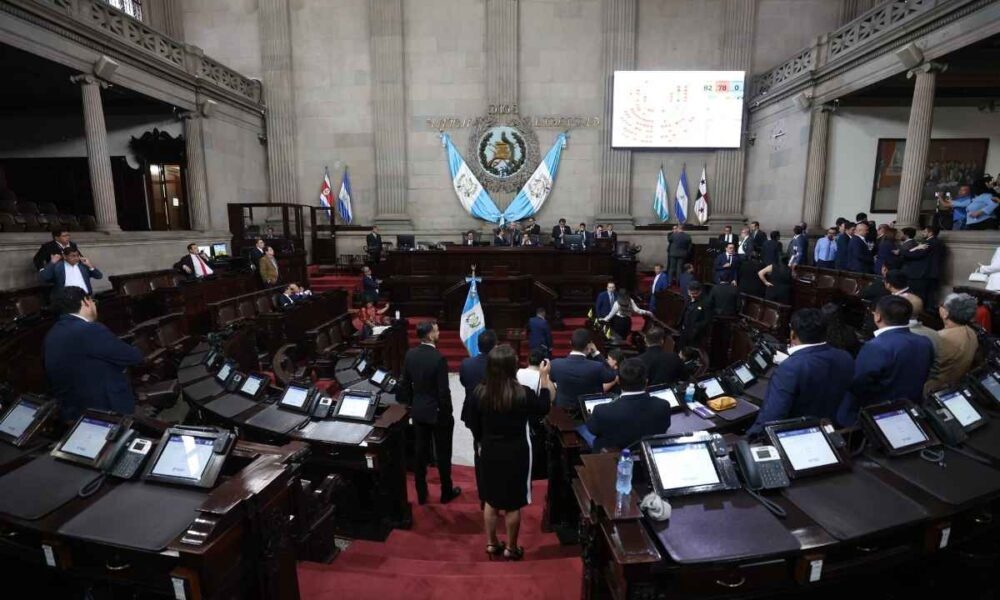 Congreso fracasa en reanudar sesión pese a mandato de la CC