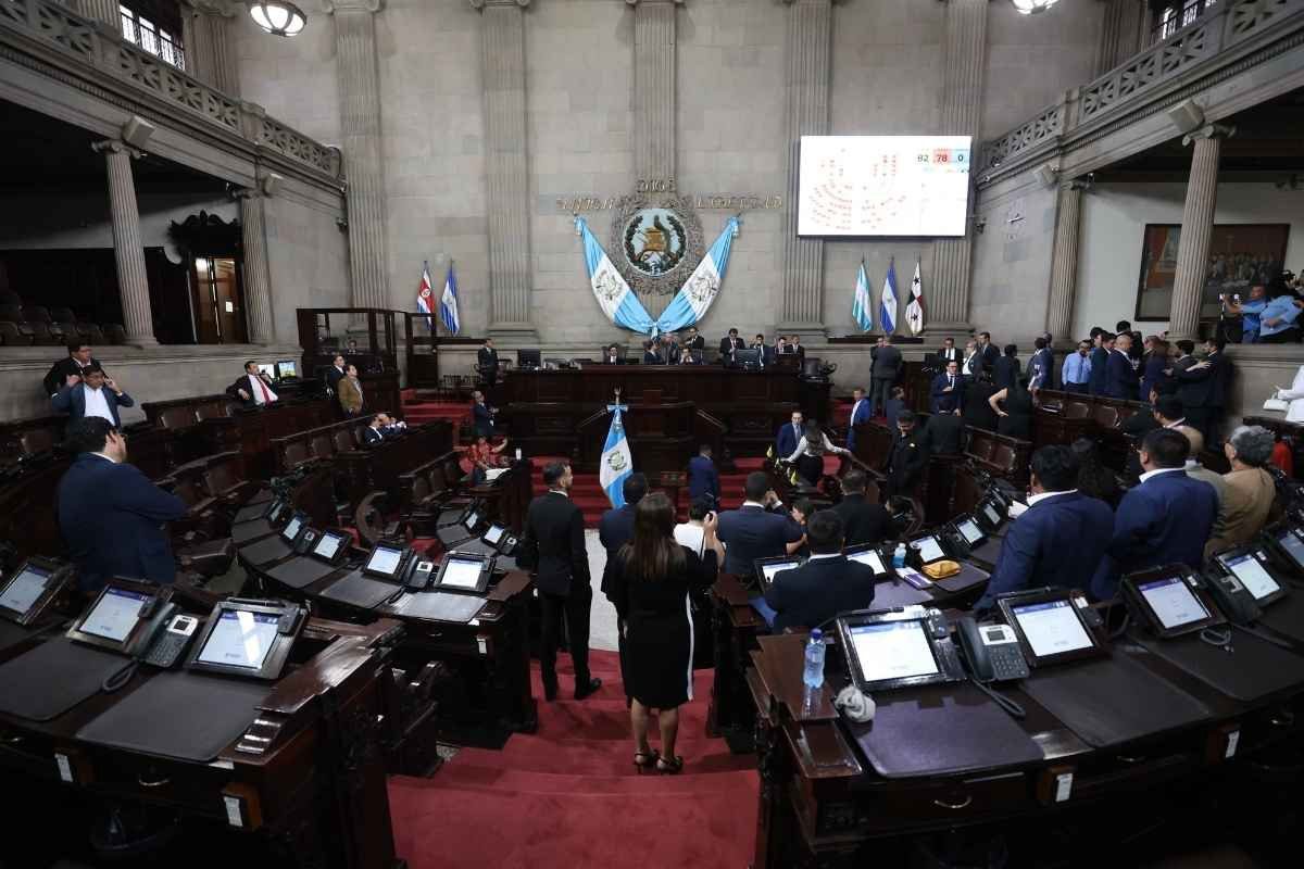 Congreso fracasa en reanudar sesión pese a mandato de la CC