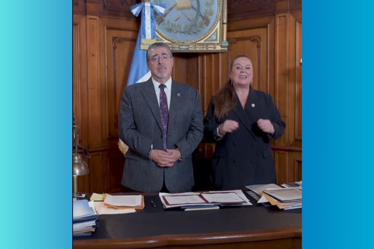 Gobierno oficializa alza salarial a maestros