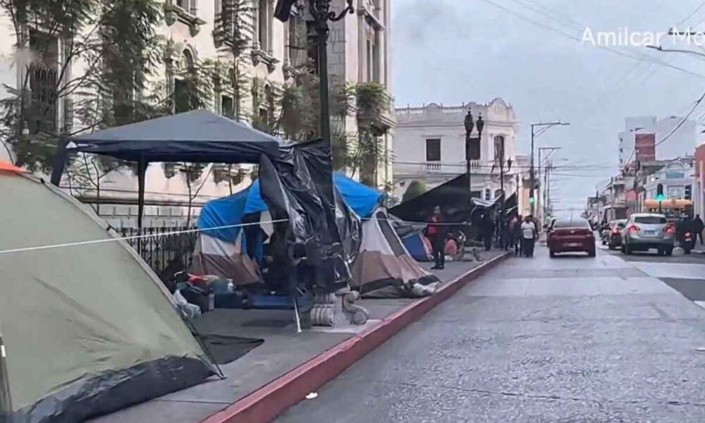 Maestros acampan en protesta y Gobierno anuncia sanciones