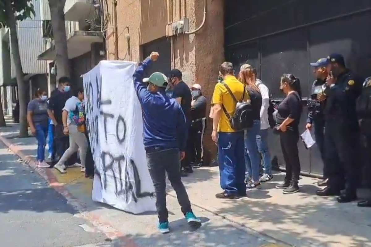 Manifestantes bloquean ingreso al Congreso en rechazo a incremento salarial