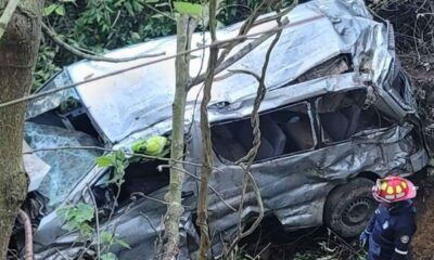 Microbús sin registro deja 11 salubristas heridos en Chimaltenango