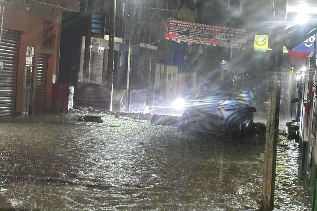 Lluvias arrastran vehículos y causan rescates en Quiché