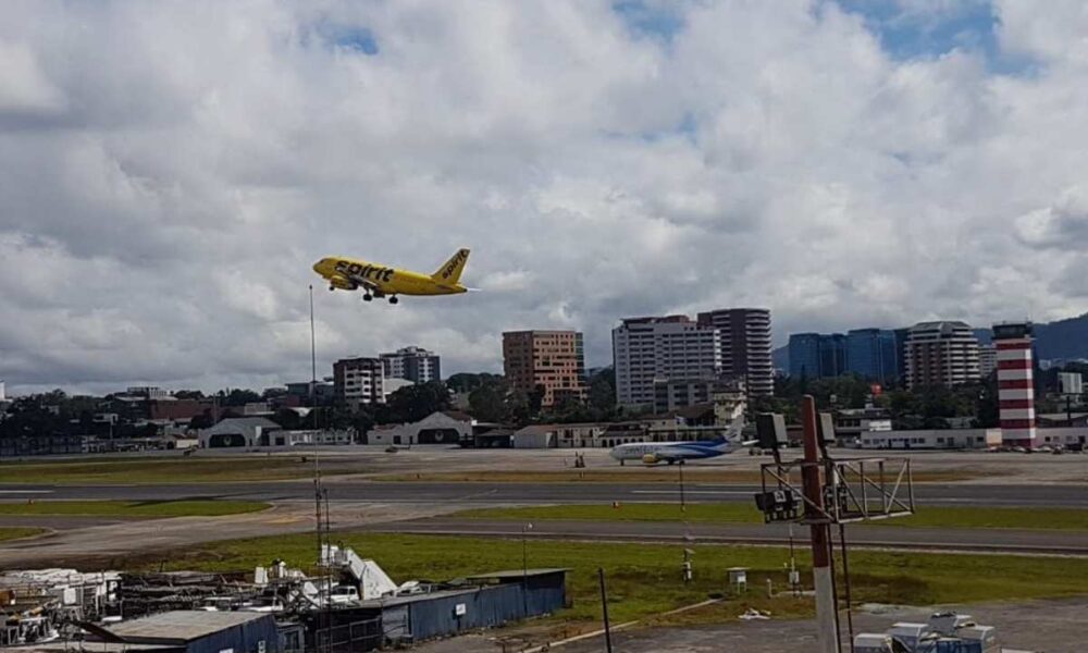 Pista del Aeropuerto La Aurora cierra por mantenimiento técnico