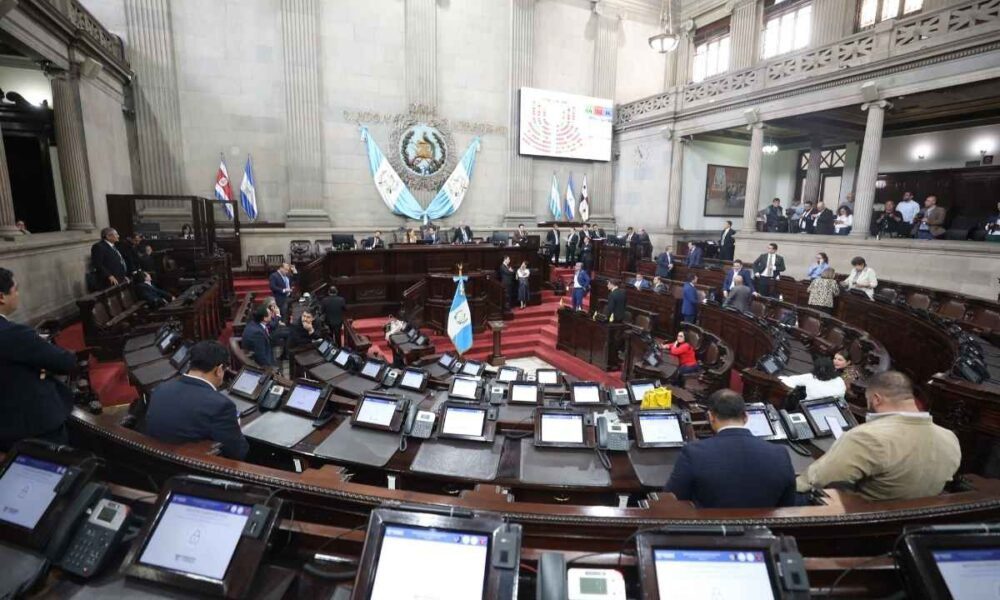 Diputados del Congreso reciben Bono 14 con aumento incluido