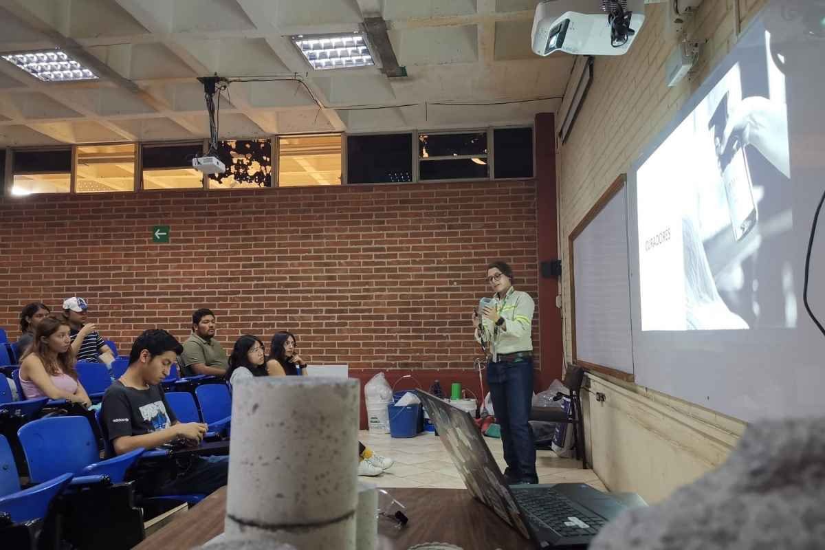 Estudiantes reinventan el cemento como arte en taller creativo