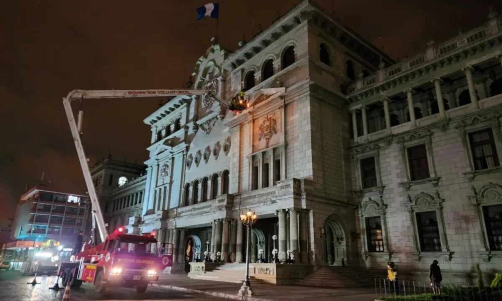 Rescate en la cornisa así salvaron a un hombre en el Palacio Nacional