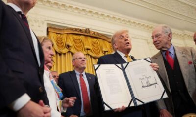 Trump firma dura ley antidrogas y acusa a México de estar “dominado por los cárteles”