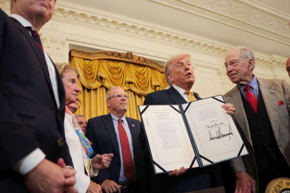 Trump firma dura ley antidrogas y acusa a México de estar “dominado por los cárteles”