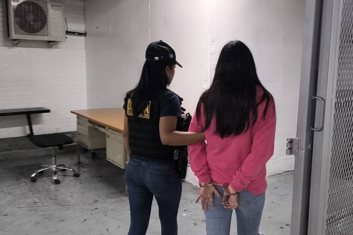 Fue a denunciar a su pareja y la arrestaron por extorsión