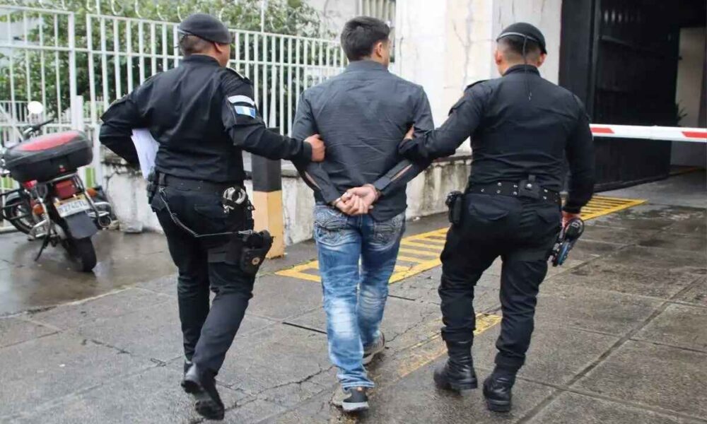 Capturan a mexicano en aeropuerto La Aurora acusado de pornografía infantil
