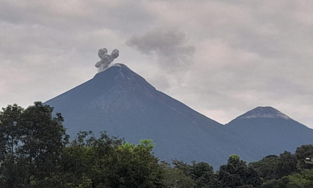 Ceniza del Volcán de Fuego alcanza comunidades cercanas en Guatemala