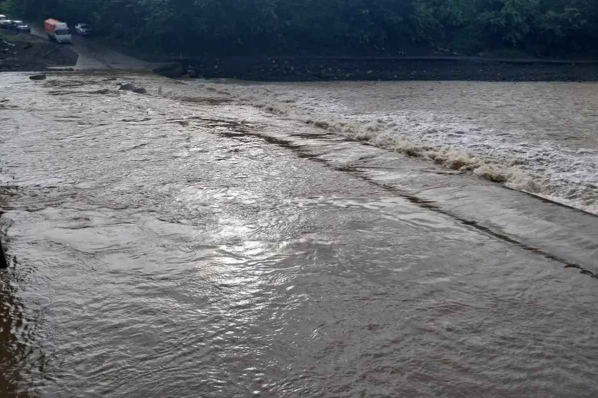 Desbordamiento del río Michatoya provoca inundaciones en Palín, Escuintla