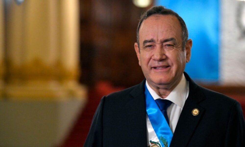 Giammattei recibe alta médica y continuará tratamiento en casa