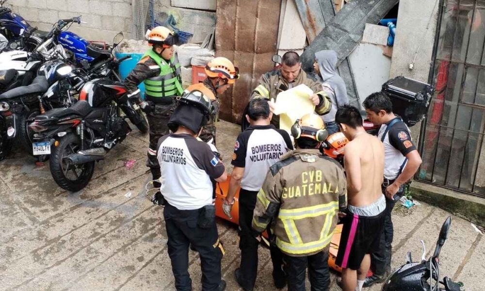 Rescate bajo el Puente El Incienso un niño y una joven sobreviven, otro sigue desaparecido