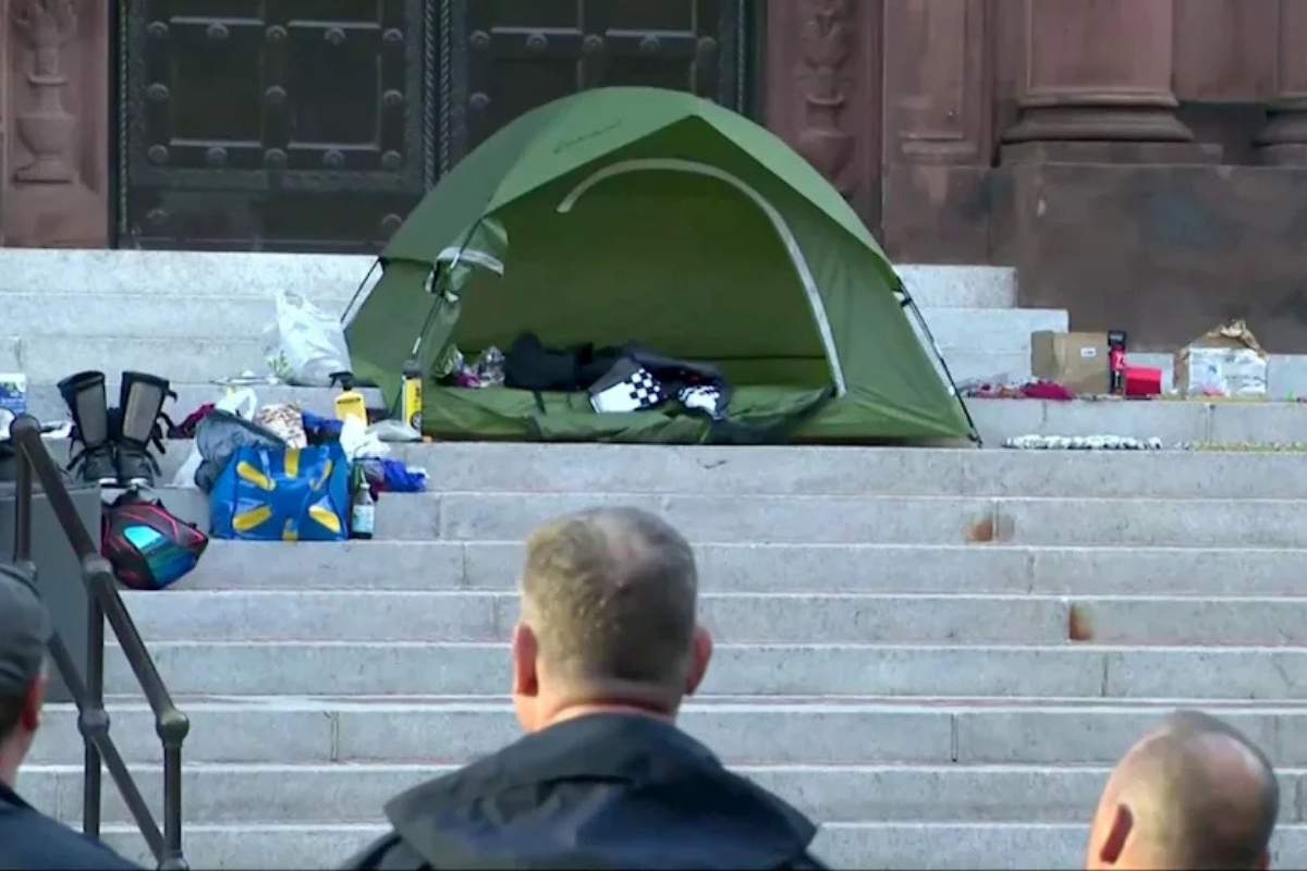 Arrestan a hombre frente a catedral en Washington D.C. quien atentaba en contra de feligreses católicos en posesión de varios explosivos y granadas